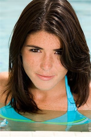 simsearch:640-01362778,k - Portrait of a young woman in a swimming pool Foto de stock - Sin royalties Premium, Código: 625-00901391