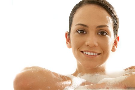 simsearch:625-01261019,k - Portrait d'une jeune femme avec du savon sur son corps Photographie de stock - Premium Libres de Droits, Code: 625-00901403