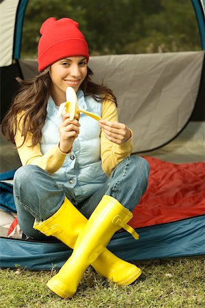 Portrait d'une jeune femme pèle une banane Photographie de stock - Premium Libres de Droits, Code: 625-00901428