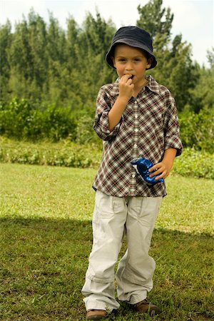 Portrait d'un garçon manger un chocolat Photographie de stock - Premium Libres de Droits, Code: 625-00901436