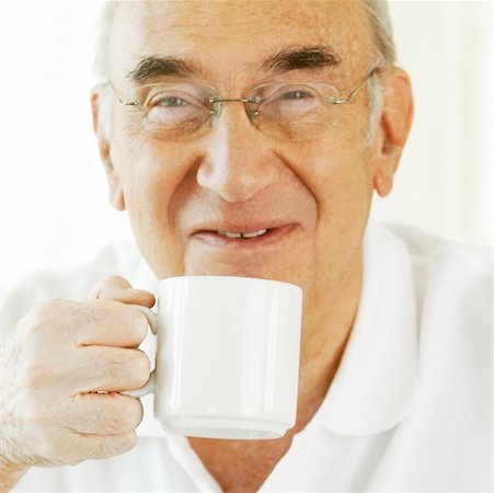 simsearch:625-00900192,k - Portrait d'un homme senior tenant une tasse de café Photographie de stock - Premium Libres de Droits, Code: 625-00901542