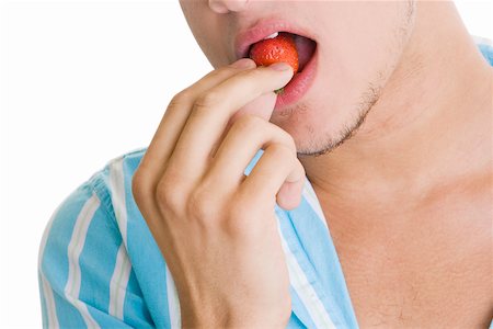 simsearch:625-00850090,k - Gros plan d'un jeune homme qui mange une fraise Photographie de stock - Premium Libres de Droits, Code: 625-00901591