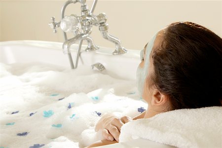 simsearch:628-02228223,k - Nahaufnahme einer jungen Frau mit einer Gesichts-Maske in einer Badewanne Stockbilder - Premium RF Lizenzfrei, Bildnummer: 625-00901777