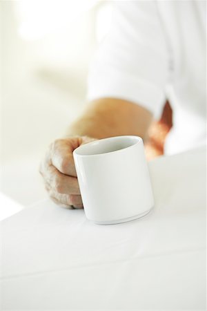 full cup - Close-up of a person's hand holding a cup of coffee Stock Photo - Premium Royalty-Free, Code: 625-00901798