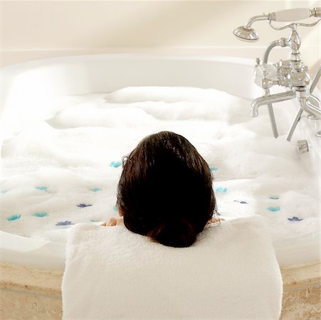 simsearch:625-00900680,k - Vue grand angle d'une femme dans un bain moussant avec pétales de fleurs Photographie de stock - Premium Libres de Droits, Code: 625-00902001