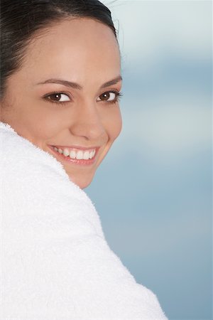 simsearch:625-00899117,k - Porträt einer jungen Frau, die in ein Handtuch eingewickelt Stockbilder - Premium RF Lizenzfrei, Bildnummer: 625-00902025