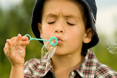 simsearch:649-05801821,k - Gros plan d'un garçon de bulles avec une baguette à bulles Photographie de stock - Premium Libres de Droits, Code: 625-00902067