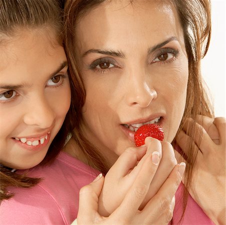 simsearch:625-00838036,k - Gros plan d'une fille de sa mère d'alimentation une fraise Photographie de stock - Premium Libres de Droits, Code: 625-00902089