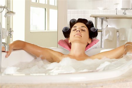 Gros plan d'une jeune femme se détendre dans un bain moussant Photographie de stock - Premium Libres de Droits, Code: 625-00902149
