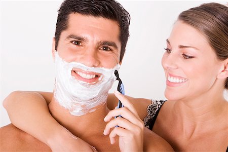 shaving man woman - Gros plan d'une jeune femme se raser le visage de l'homme adulte moyen Photographie de stock - Premium Libres de Droits, Code: 625-00902157