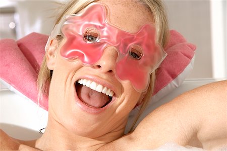 Portrait d'une jeune femme riant dans une baignoire Photographie de stock - Premium Libres de Droits, Code: 625-00902150