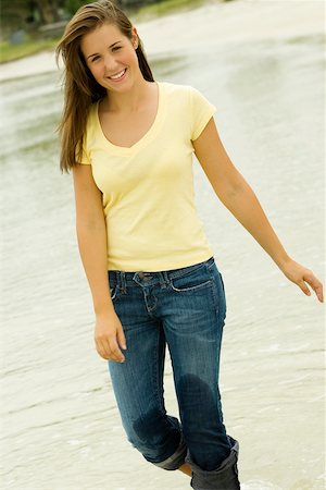 Portrait d'une jeune adolescente, marchant sur la plage Photographie de stock - Premium Libres de Droits, Code: 625-00902197