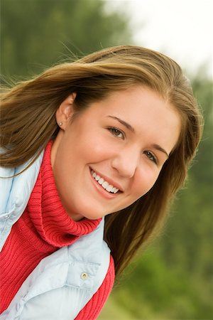 simsearch:625-00901126,k - Portrait of a teenage girl smiling Foto de stock - Sin royalties Premium, Código: 625-00902275