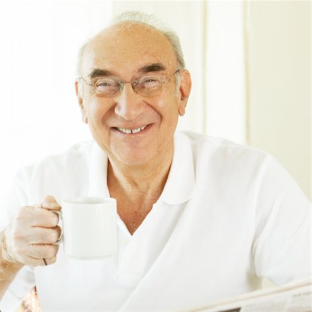 simsearch:6108-06167064,k - Portrait d'un homme senior tenant une tasse de café Photographie de stock - Premium Libres de Droits, Code: 625-00902294