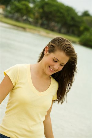 simsearch:625-00903096,k - Gros plan d'une adolescente qui marche sur la plage souriant Photographie de stock - Premium Libres de Droits, Code: 625-00902432
