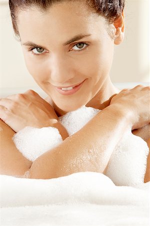 Portrait of a young woman smiling in a bathtub Stock Photo - Premium Royalty-Free, Code: 625-00902450