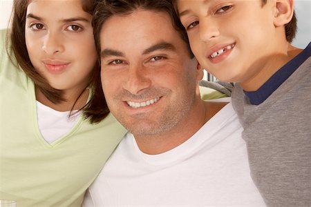 simsearch:673-02138737,k - Porträt eines Vaters mit seinem Sohn und seiner Tochter lächelnd Stockbilder - Premium RF Lizenzfrei, Bildnummer: 625-00902587