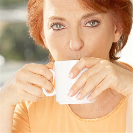 simsearch:6108-06167064,k - Portrait d'une femme senior de boire du café Photographie de stock - Premium Libres de Droits, Code: 625-00902669