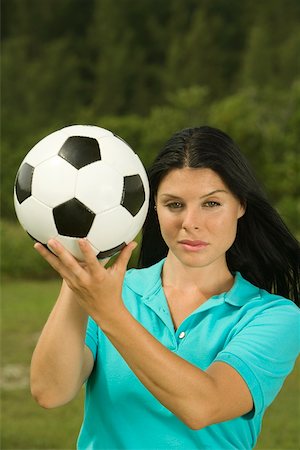 simsearch:625-01747375,k - Portrait d'une jeune femme tenant un ballon de soccer Photographie de stock - Premium Libres de Droits, Code: 625-00902796