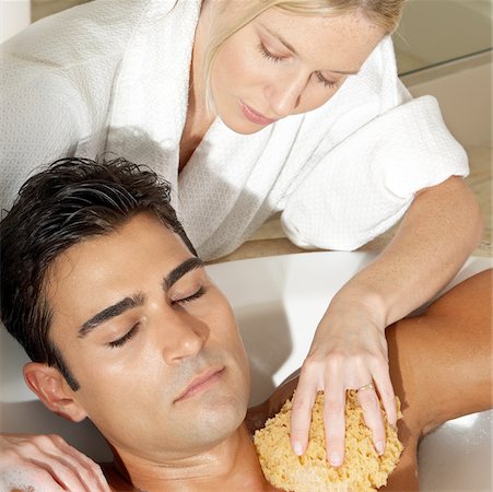 Message therapist rubbing a bath sponge on a young man's body Stock Photo - Premium Royalty-Free, Code: 625-00902926
