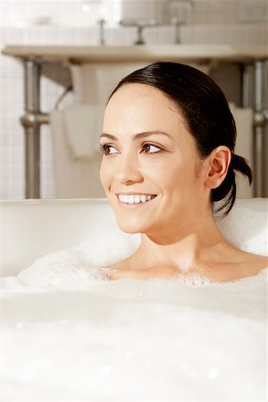 simsearch:625-01261019,k - Gros plan d'une jeune femme dans un bain moussant Photographie de stock - Premium Libres de Droits, Code: 625-00903077