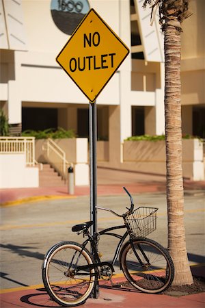 simsearch:625-00903515,k - Vélo garé contre un panneau d'information, Miami, Floride, USA Photographie de stock - Premium Libres de Droits, Code: 625-00903164
