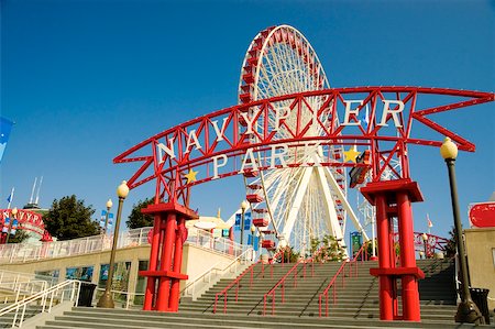 simsearch:625-00806318,k - Low angle view of a ferris wheel in an amusement park, Navy Pier Park, Chicago, Illinois, USA Fotografie stock - Premium Royalty-Free, Codice: 625-00903369