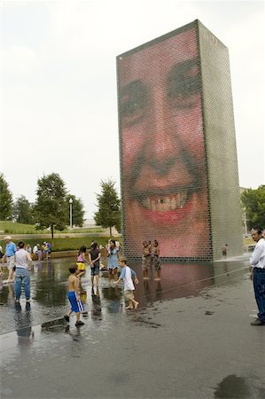 Touristes devant un fontaine, la Crown Fountain, Millennium park, Chicago, Illinois, USA Photographie de stock - Premium Libres de Droits, Code: 625-00903372