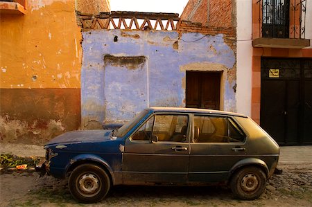 Car parked in front of a house, Mexico Stock Photo - Premium Royalty-Free, Code: 625-00903465