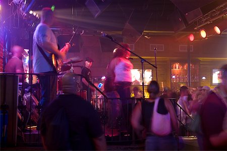 Groupe de gens qui dansent dans une discothèque, la Nouvelle-Orléans, Louisiane, Etats-Unis Photographie de stock - Premium Libres de Droits, Code: 625-00903512