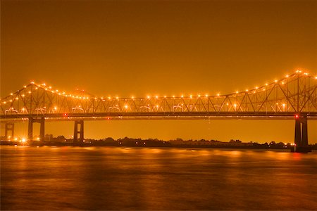 simsearch:625-00903573,k - Bridge lit up at night, Mississippi River, New Orleans, Louisiana, USA Foto de stock - Sin royalties Premium, Código: 625-00903513