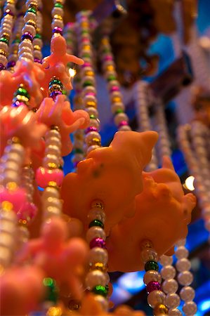 Low angle view of necklaces, New Orleans, Louisiana, USA Foto de stock - Sin royalties Premium, Código: 625-00903544