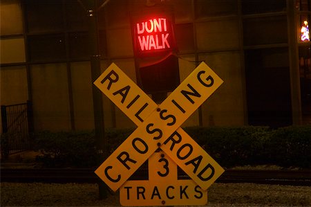 simsearch:625-00903573,k - Close-up of a railroad crossing sign, New Orleans, Louisiana, USA Foto de stock - Sin royalties Premium, Código: 625-00903555