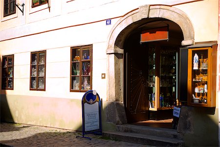 simsearch:625-00801693,k - Low angle view of a building on the street, Czech Republic Foto de stock - Sin royalties Premium, Código: 625-00903584