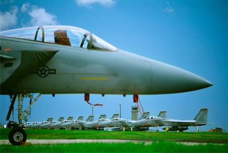 Avions de combat dans un champ, Okinawa, Japon Photographie de stock - Premium Libres de Droits, Code: 625-00903803