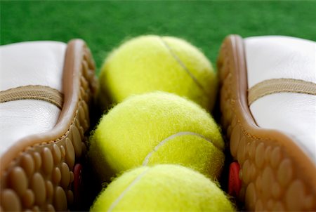 simsearch:625-01037863,k - Gros plan d'une paire de chaussures de tennis avec trois balles de tennis Photographie de stock - Premium Libres de Droits, Code: 625-01037783