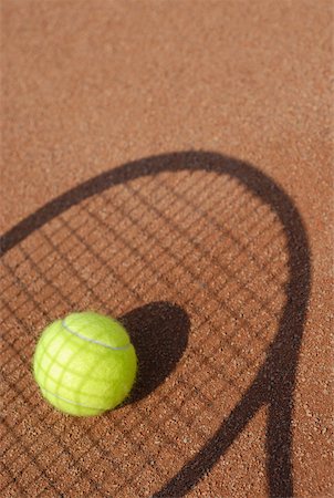 simsearch:625-01037863,k - Gros plan d'une balle de tennis sur l'ombre d'une raquette de tennis Photographie de stock - Premium Libres de Droits, Code: 625-01037797