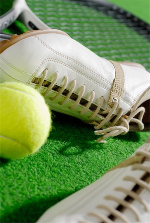 Close-up of a pair of sports shoes with a tennis racket and a tennis ball Foto de stock - Sin royalties Premium, Código: 625-01037799