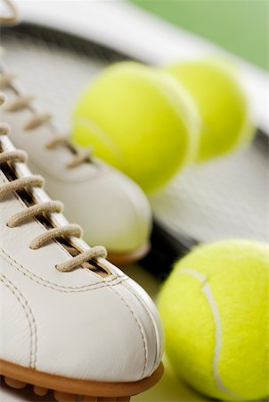 simsearch:625-01037863,k - Gros plan d'une chaussure de tennis avec des balles de tennis et une raquette Photographie de stock - Premium Libres de Droits, Code: 625-01037805