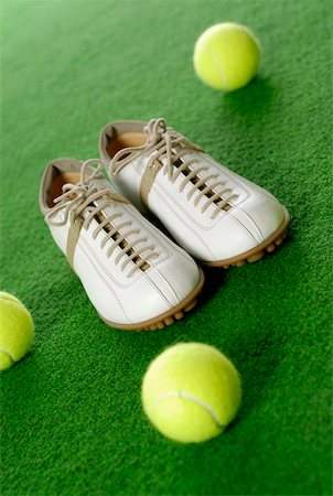 simsearch:625-01037863,k - Gros plan d'une paire de chaussures de tennis avec trois balles de tennis Photographie de stock - Premium Libres de Droits, Code: 625-01037807