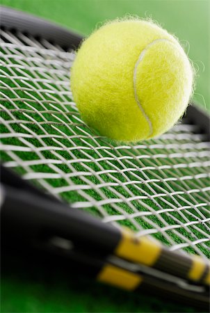 simsearch:625-01037863,k - Gros plan d'une balle de tennis sur une raquette de tennis Photographie de stock - Premium Libres de Droits, Code: 625-01037809