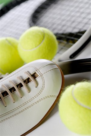 simsearch:625-01037863,k - Gros plan d'une chaussure de tennis avec des balles de tennis et raquettes Photographie de stock - Premium Libres de Droits, Code: 625-01037803