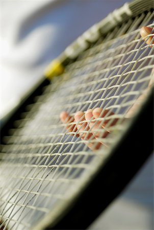 raquette de tennis - Gros plan du doigt d'une personne détenant une raquette de tennis Photographie de stock - Premium Libres de Droits, Code: 625-01037822