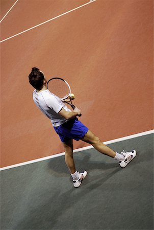 simsearch:625-01037863,k - Vue d'angle élevé d'un homme adult moyen tenant une balle et une raquette de tennis sur un court de tennis Photographie de stock - Premium Libres de Droits, Code: 625-01037835