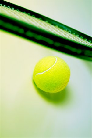 simsearch:625-01037863,k - Gros plan d'une balle et une raquette de tennis Photographie de stock - Premium Libres de Droits, Code: 625-01037832