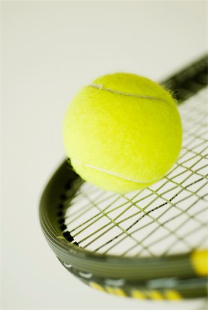 simsearch:625-01037863,k - Gros plan d'une balle de tennis sur une raquette de tennis Photographie de stock - Premium Libres de Droits, Code: 625-01037848