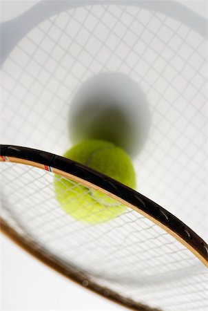 simsearch:625-01037863,k - Gros plan d'une balle de tennis avec une raquette de tennis Photographie de stock - Premium Libres de Droits, Code: 625-01037849