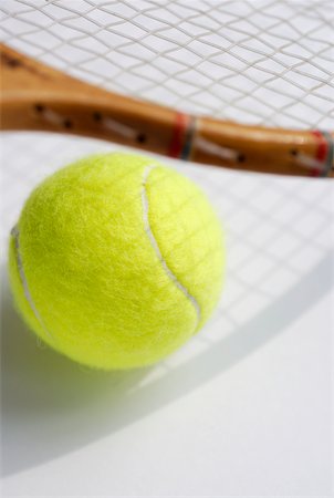 simsearch:625-01037863,k - Gros plan d'une balle de tennis avec une raquette de tennis Photographie de stock - Premium Libres de Droits, Code: 625-01037843