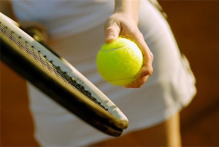 simsearch:625-01037863,k - Milieu vue en coupe d'une femme tenant une raquette de tennis et une balle de tennis Photographie de stock - Premium Libres de Droits, Code: 625-01037856