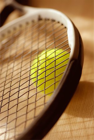 simsearch:625-01037863,k - Gros plan d'une raquette de tennis et une balle de tennis Photographie de stock - Premium Libres de Droits, Code: 625-01037864